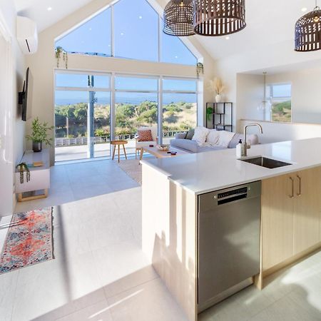 Luxury Beachside Living Elegant 3-Bedroom Haven クライストチャーチ エクステリア 写真